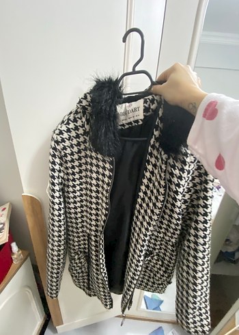 Kürk Detaylı Siyah Beyaz Desenli Kadın Kaban - Görsel 4