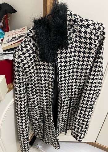 Kürk Detaylı Siyah Beyaz Desenli Kadın Kaban - Görsel 5