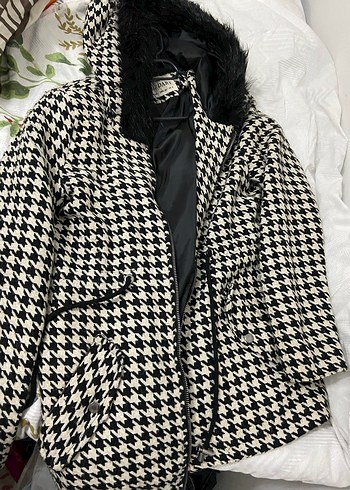 Kürk Detaylı Siyah Beyaz Desenli Kadın Kaban - Görsel 2