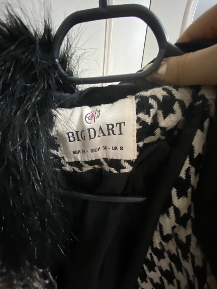 Kürk Detaylı Siyah Beyaz Desenli Kadın Kaban - Görsel 3