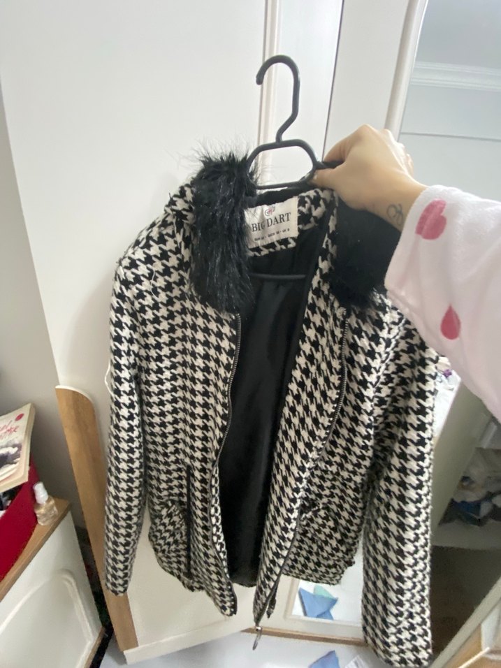 Kürk Detaylı Siyah Beyaz Desenli Kadın Kaban - Görsel 4