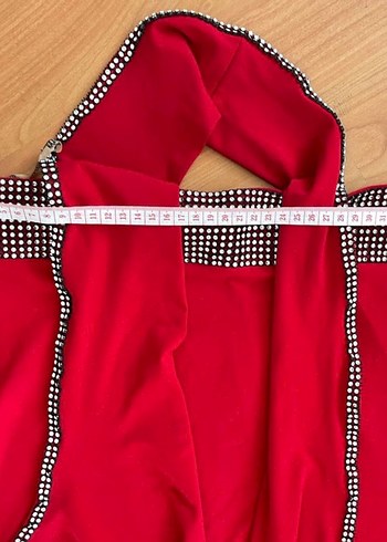 Kırmızı elbise - Görsel 3