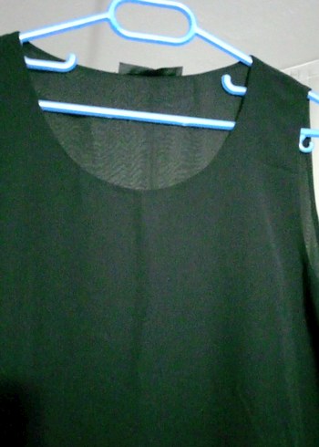 Siyah Drapeli  Kolsuz Bluz ışık yüzünden rengi soluk çıkmıştır. - Görsel 3