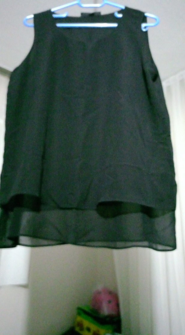 Siyah Drapeli  Kolsuz Bluz ışık yüzünden rengi soluk çıkmıştır. - Görsel 4