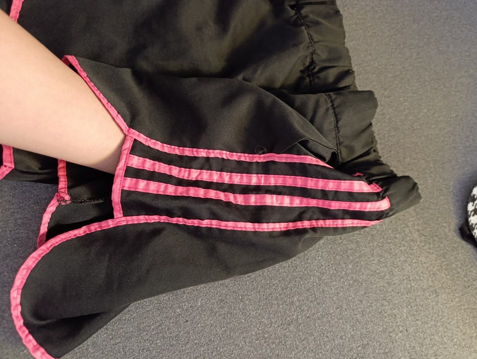 Pembe Detaylı Siyah Mini Spor Şort - Görsel 2