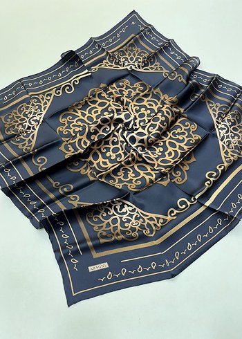 Armine Sura İpek Esarp