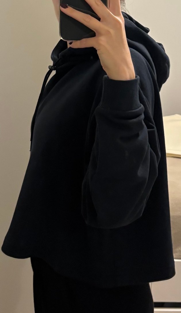 Siyah Kapüşonlu Baskılı Kadın Crop Sweatshirt - Görsel 2