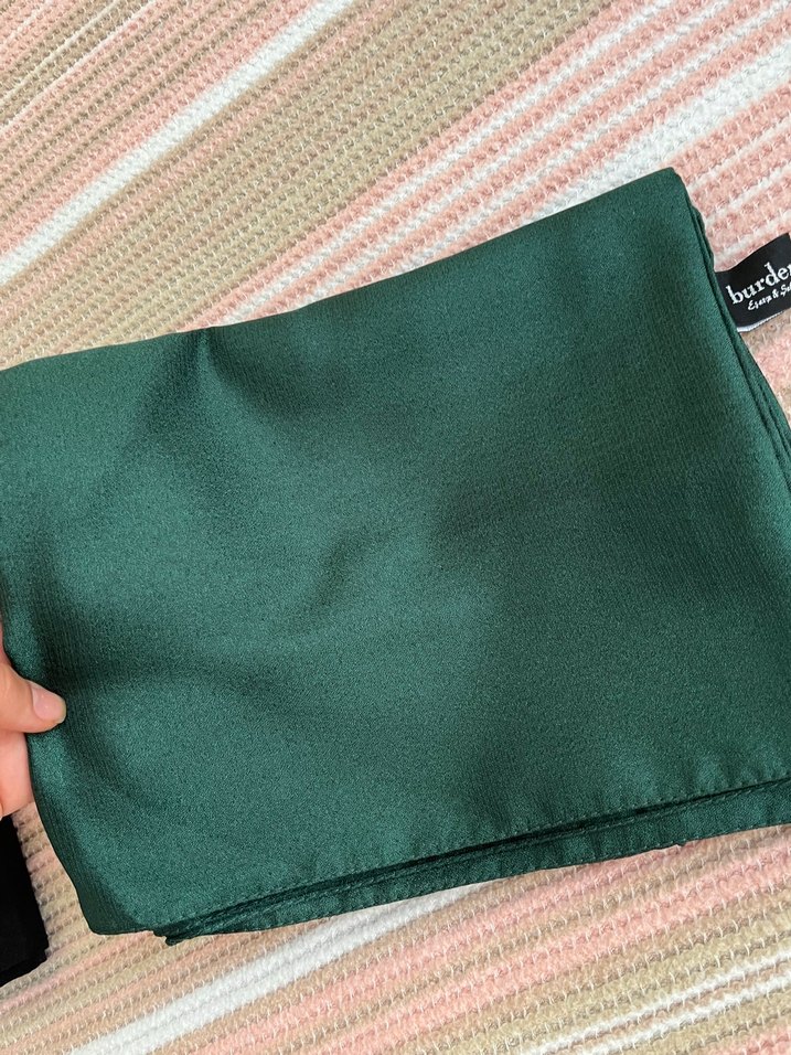 Yeşil Kadın Pilili Saten Şal - Görsel 2