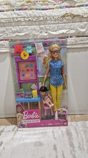 Barbie öğretmen bebek 