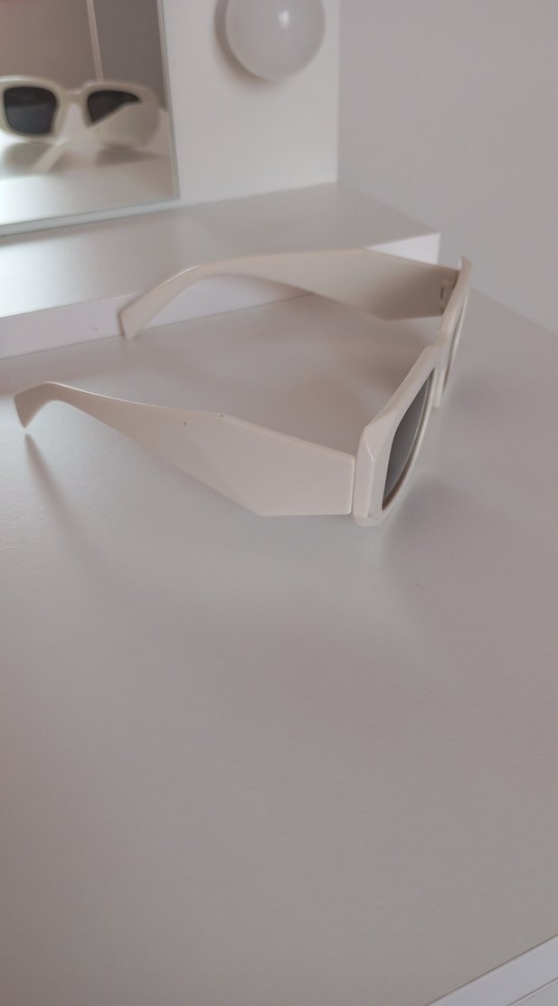 Minimalist Beyaz Kadın Güneş Gözlüğü - Görsel 2