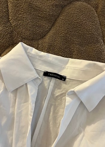 Düğmeli Beyaz V Yaka Kadın Gömlek - Görsel 2