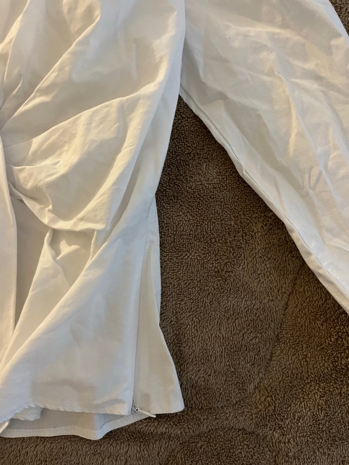 Düğmeli Beyaz V Yaka Kadın Gömlek - Görsel 3