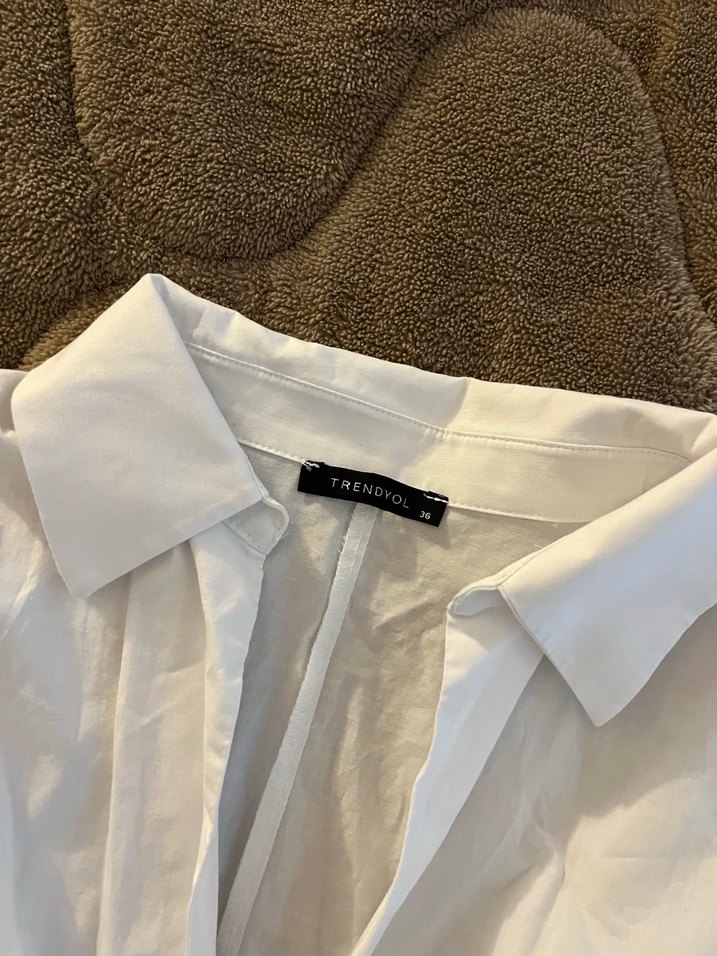 Düğmeli Beyaz V Yaka Kadın Gömlek - Görsel 2