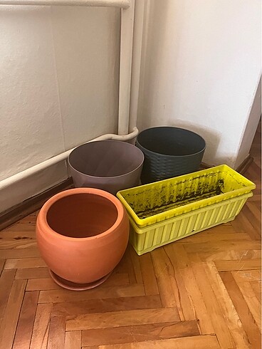3 büyük saksı, 2 balkon saksısı ve diğerleri