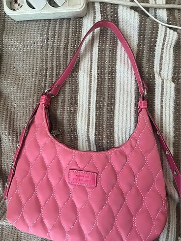 Pembe çanta