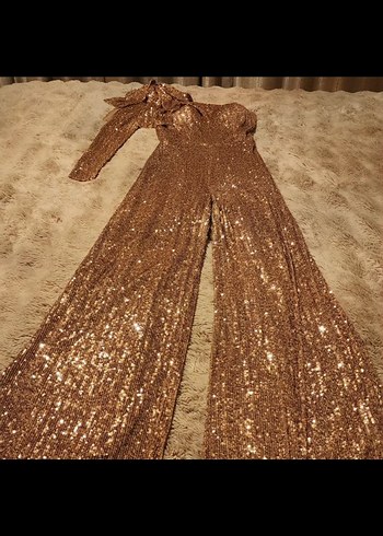 Uzun Kollu Parlak Altın Renk Drapeli Kadın abiye tulum - Görsel 4