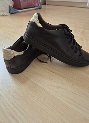 Derimod,gercek deri siyah sneaker