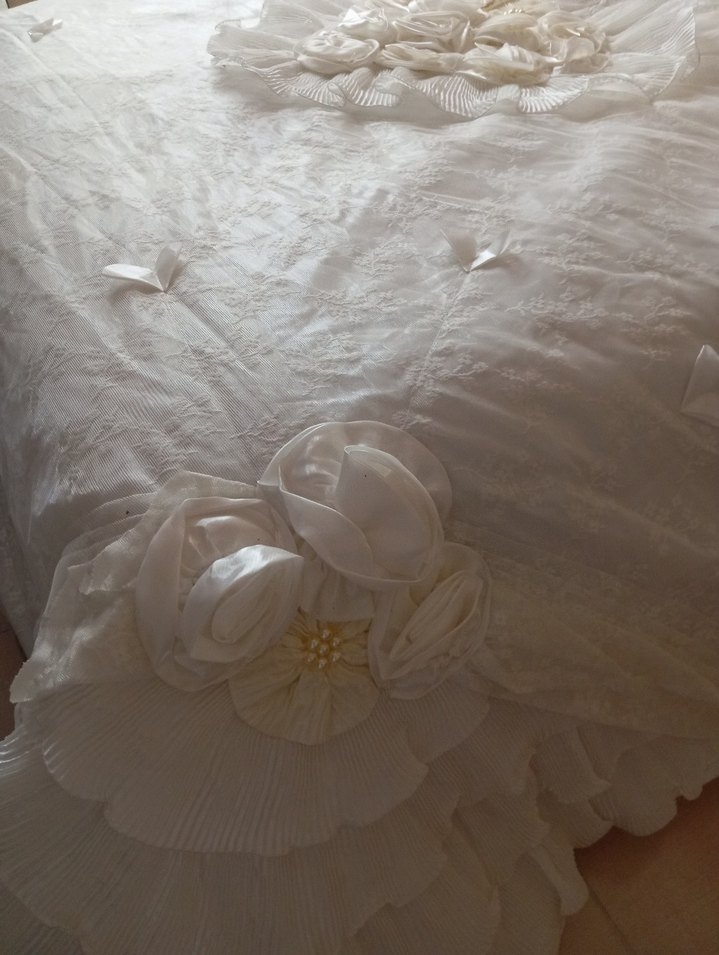 İşlemeli Beyaz Yatak Örtüsü - Görsel 2