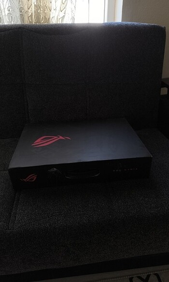 Laptop ve kutusu 