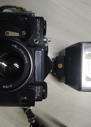 Zenit antika fotoğraf makinası ve flaşör 