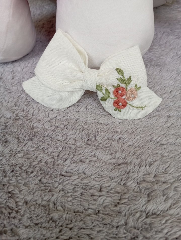 Nakışlı Beyaz Bebek Önlüğü - Görsel 3