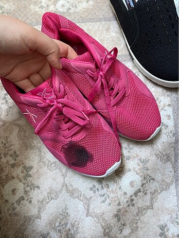 Pembe spor ayakkabi