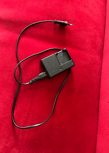 Kırmızı Zeminli Siyah Şarj Aleti - Görsel 2