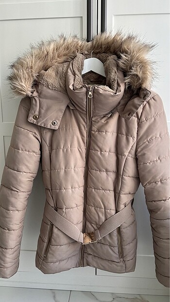 Stradivarius Stradivarius kapüşonlu kemerli mont