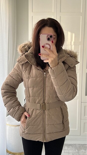 Stradivarius kapüşonlu kemerli mont