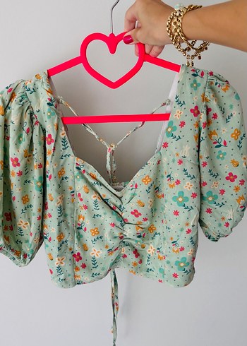 Sırt detaylı çiçek desenli crop bluz - Görsel 2