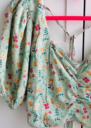 Sırt detaylı çiçek desenli crop bluz - Görsel 3