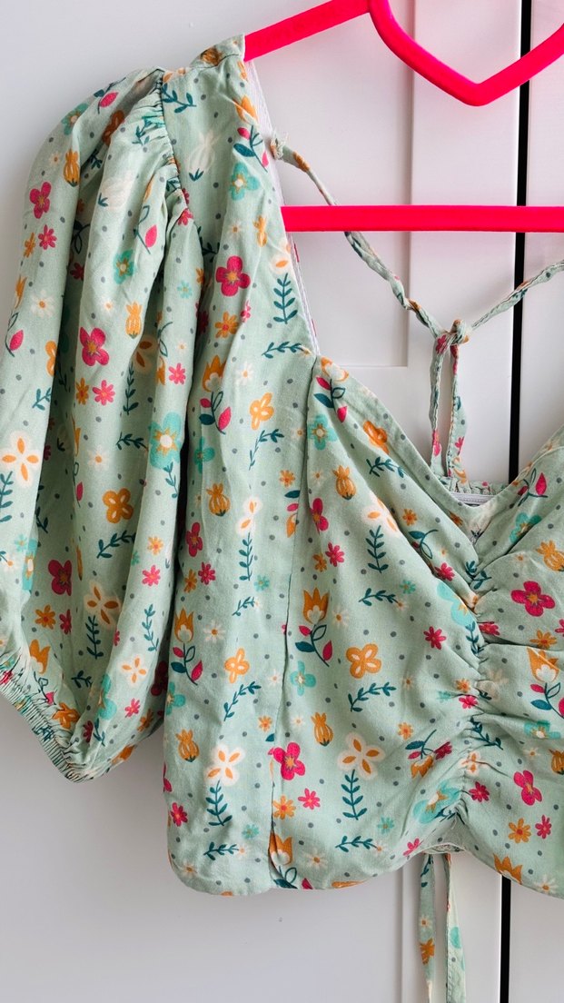 Sırt detaylı çiçek desenli crop bluz - Görsel 3