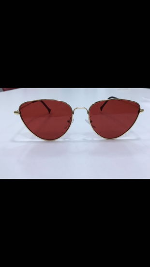 Kırmızı camlı altın çerçeveli retro güneş gözlüğü