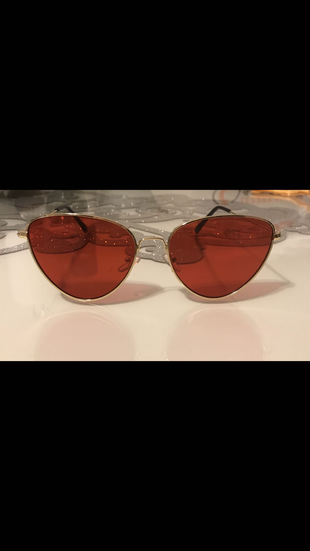 Gold çerçeveli kırmızı camlı retro güneş gözlüğü