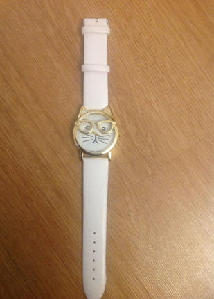 Kedili beyaz saat
