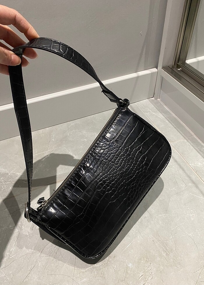 Stradivarius siyah kol çantası - Görsel 2