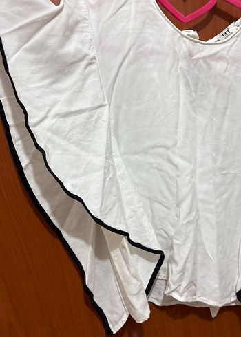 Beyaz V Yaka Fırfırlı Kadın Bluz - Görsel 4