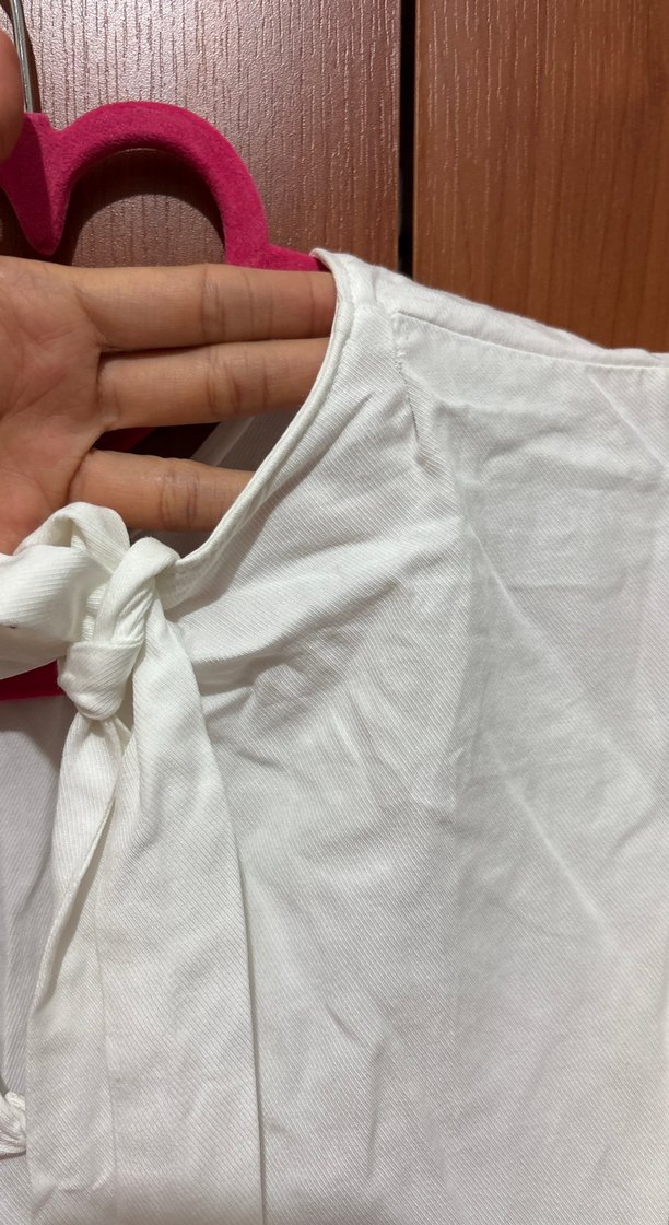 Beyaz V Yaka Fırfırlı Kadın Bluz - Görsel 3