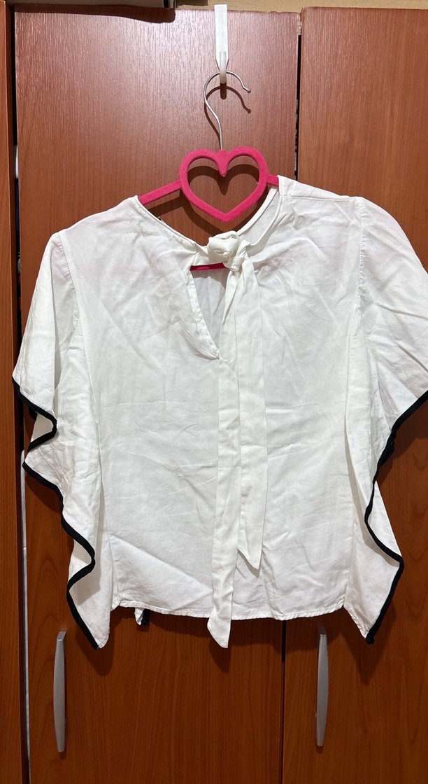 Beyaz V Yaka Fırfırlı Kadın Bluz - Görsel 2