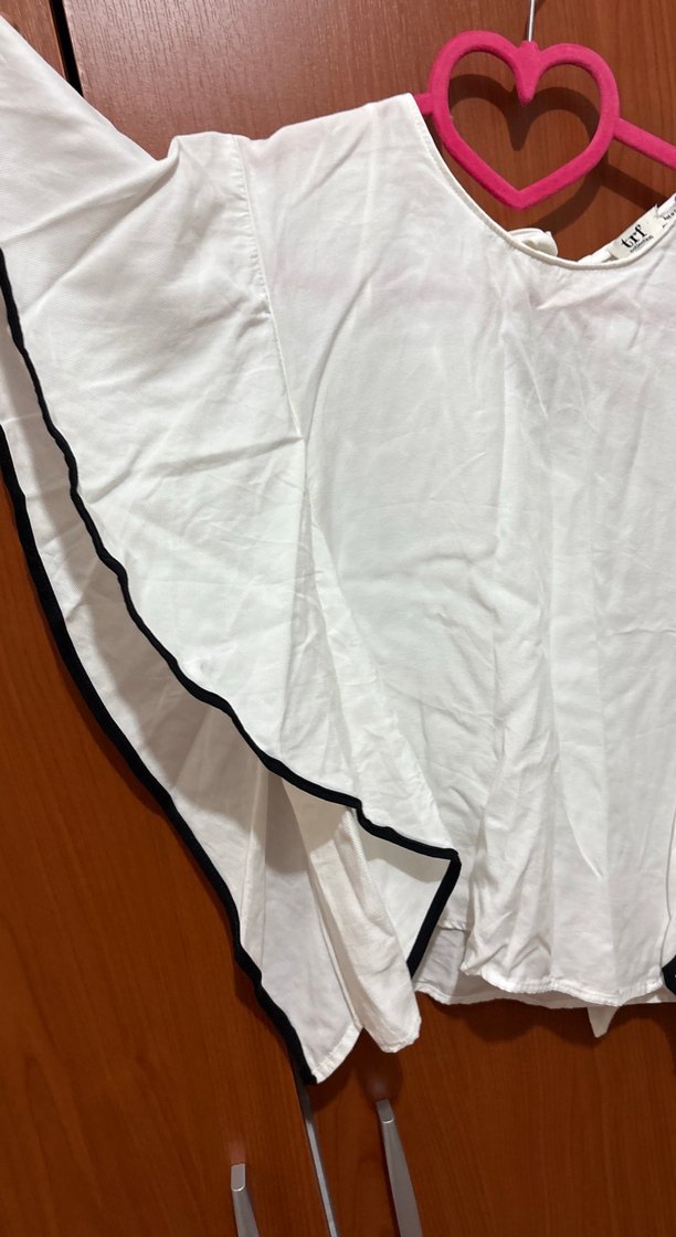 Beyaz V Yaka Fırfırlı Kadın Bluz - Görsel 4