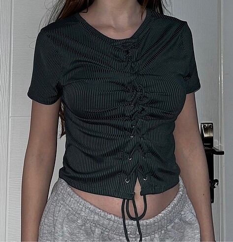 Önü büzgülü crop