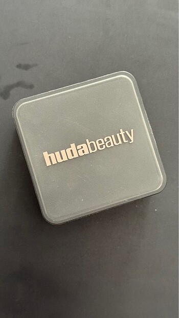 HUDABEAUTY PUDRA BANANA BREAD