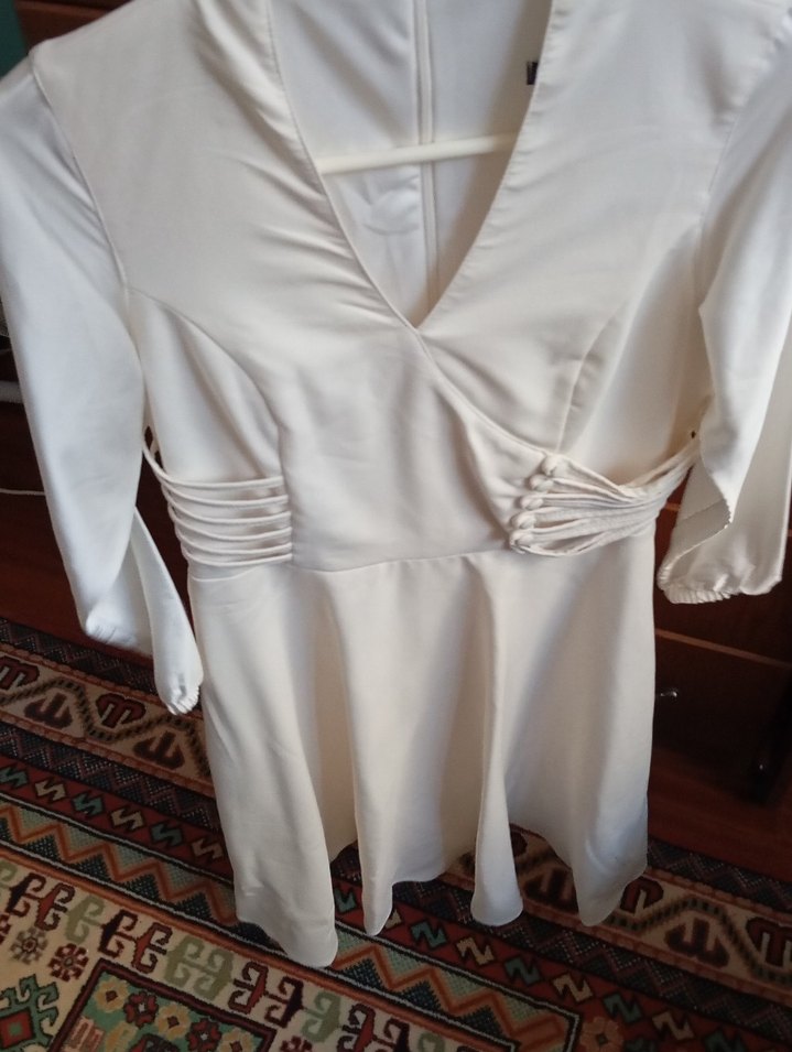 Düğmeli V Yaka Beyaz elbise - Görsel 2