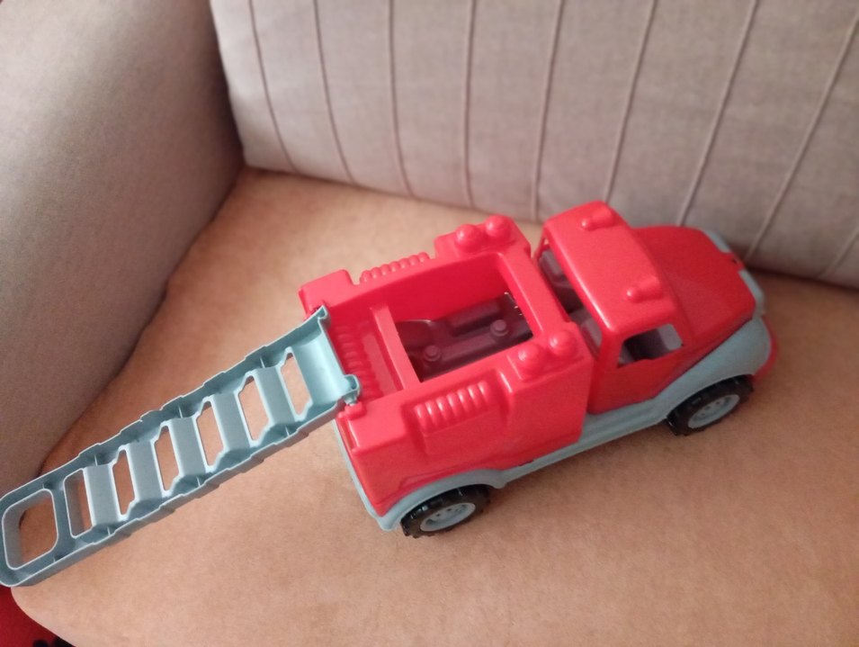 Kırmızı ve Gri Oyuncak İtfaiye Arabası - Görsel 2