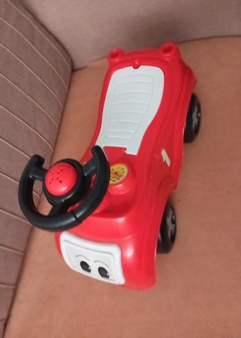 Kırmızı Oyuncak Araba - Görsel 2