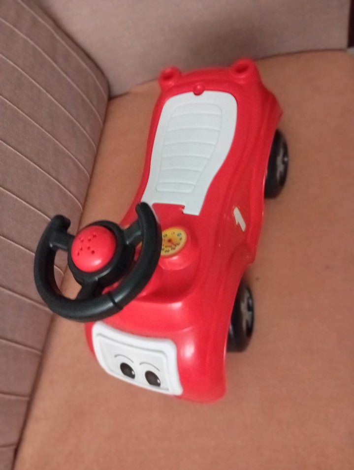 Kırmızı Oyuncak Araba - Görsel 2