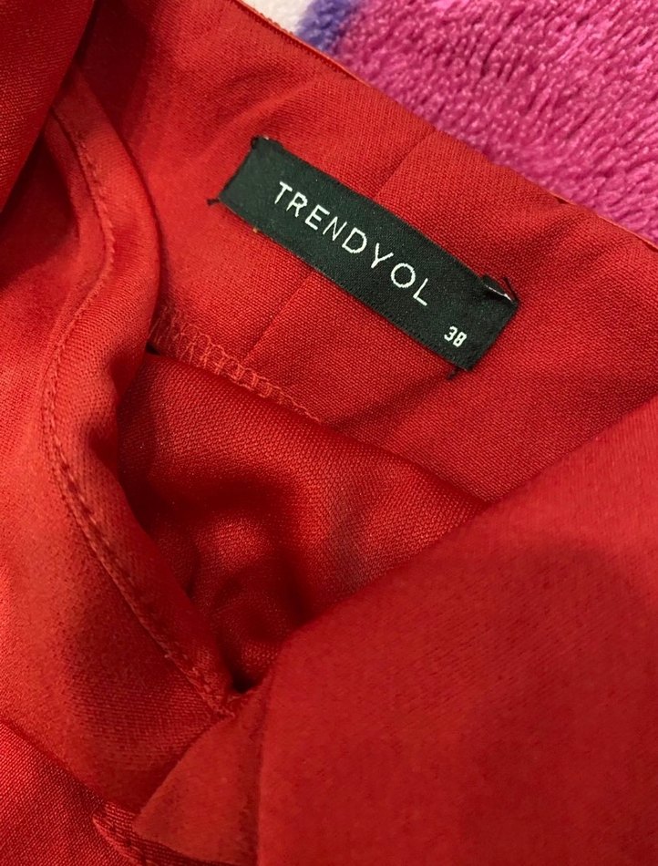 Uzun Kırmızı V Yakalı Fırfırlı Elbise - Görsel 3