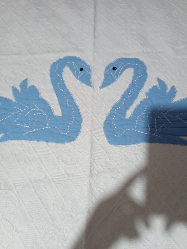 İşlemeli Mavi Kuğu Desenli pike,çarşaf ve 2 adet yastık seti - Görsel 3