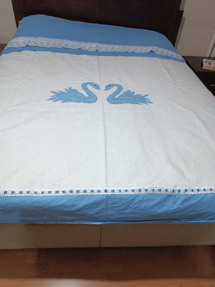 İşlemeli Mavi Kuğu Desenli pike,çarşaf ve 2 adet yastık seti - Görsel 2