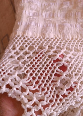 İki tarafı dantelli eskilerden kalma yatak örtüsü/ çarşaf. - Görsel 4